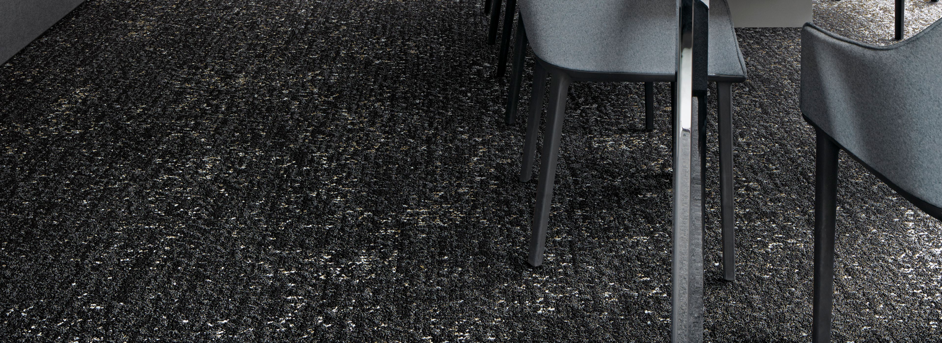 Interface Step Aside carpet tile in meeting room  Bildnummer 1